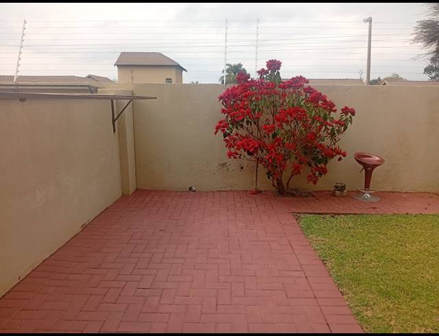 2 BEDROOM TOWNHOUSE FOR SALE IN WATERVAL EAST